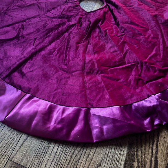 Red Velvet and Satin Tree Skirt Wondershop - Picture 2 of 6